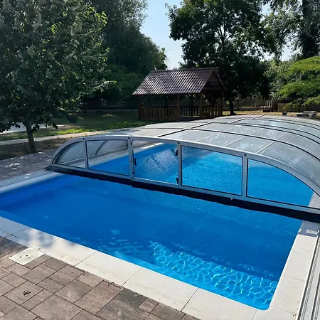 Sziget Apartmanhaz Lägenhet *