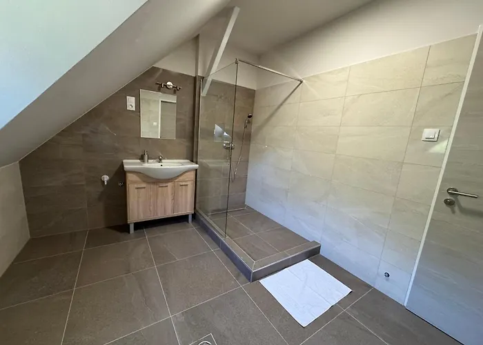 Sziget Apartmanhaz באיה