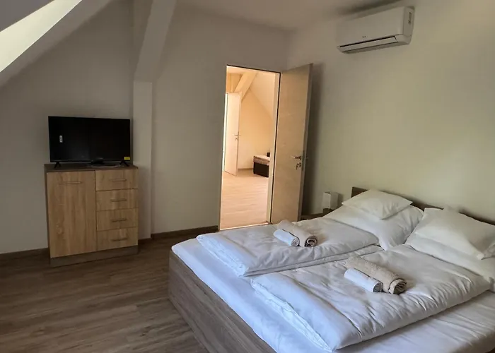 Sziget Apartmanhaz באיה